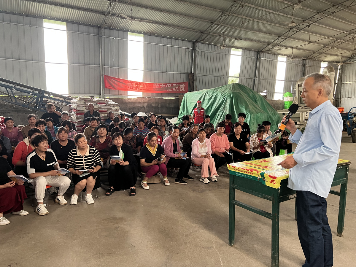 省农技总站开展“农技下乡入户”服务活动把麦播技术送到农户“家门口”
