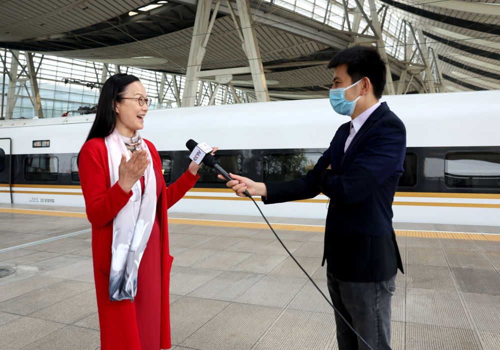 京外二十大代表团陆续抵京