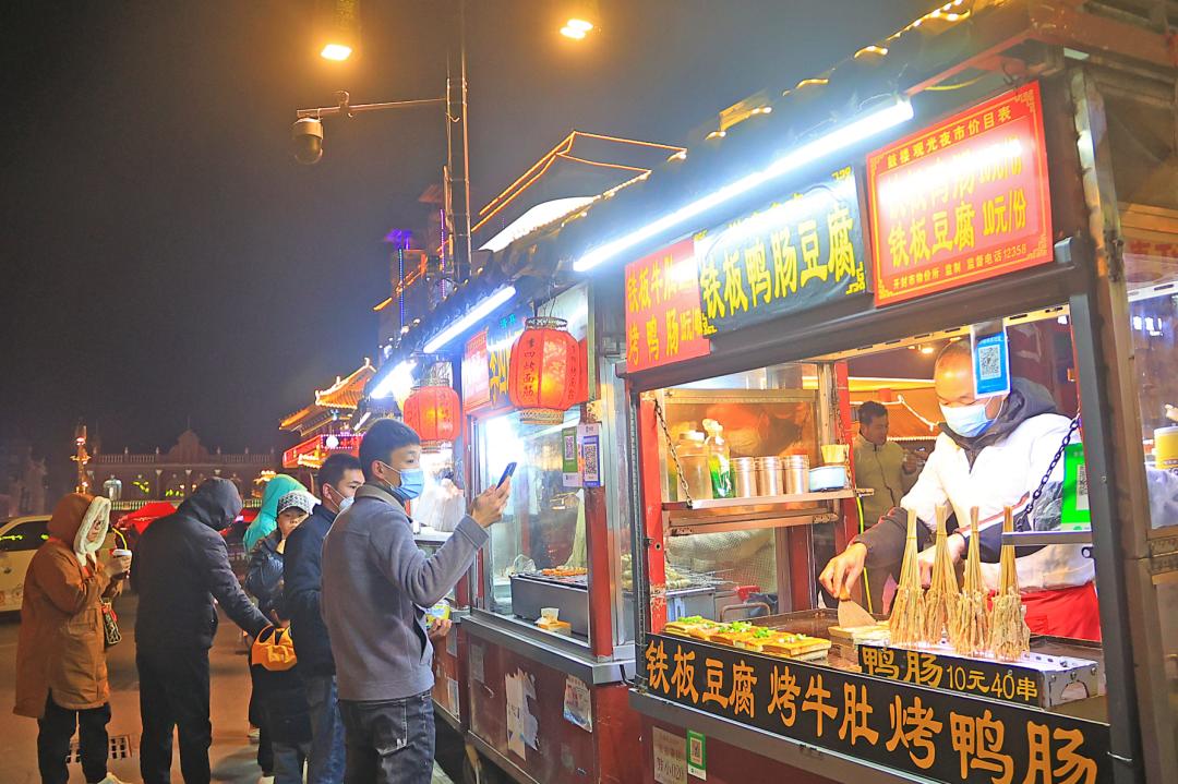 鼓楼夜市,这里有着资深吃货的深夜食堂,围着鼓楼的夜市小吃摊排列